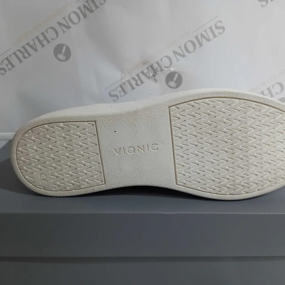 BOXED VIONIC TRAINERS IN GREY SIZE 6