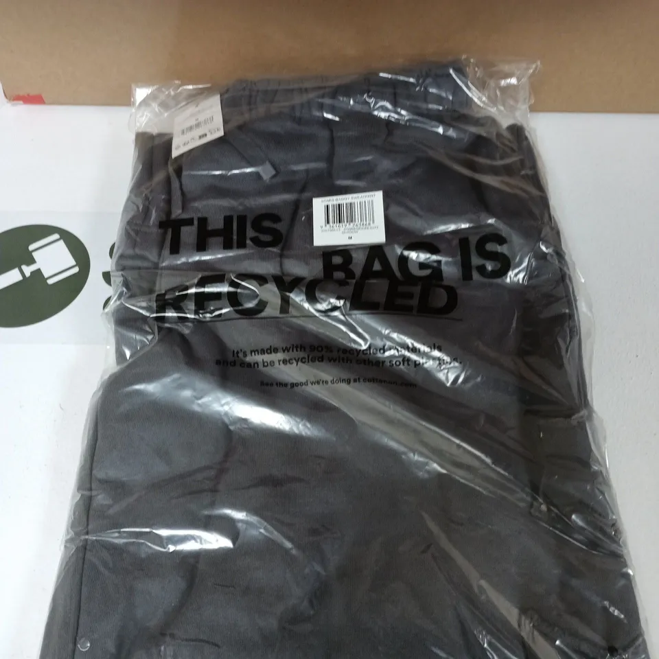 BOX OF APPROXIMATELY 13 ASSORTED CLOTHING ITEMS TO INCLUDE: GREY JOGGERS 