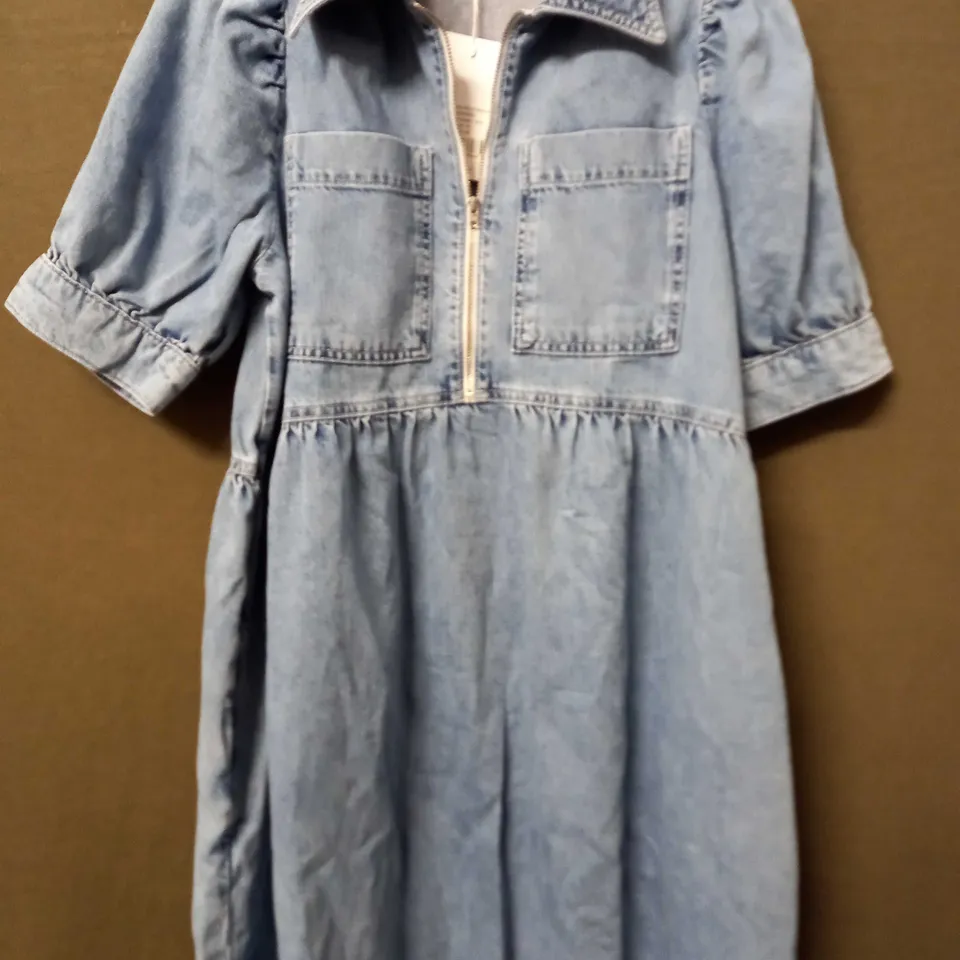 ALIGNE GABRIELLA SHORT SLEEVE LIGHT WASH DENIM DRESS IN LIGHT BLUE - UK 10
