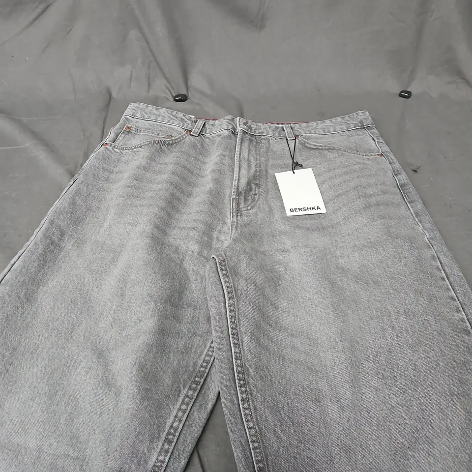 BERSHKA JEANS – LIGHT-WASHED GREY DENIM, UK 34 