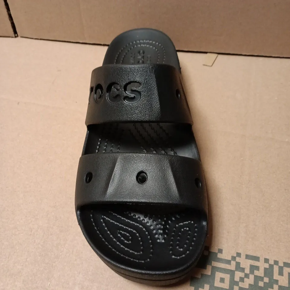 UNBOXED PAIR OF CROCS BAYA PLATFORM SANDAS IN BLACK - W8
