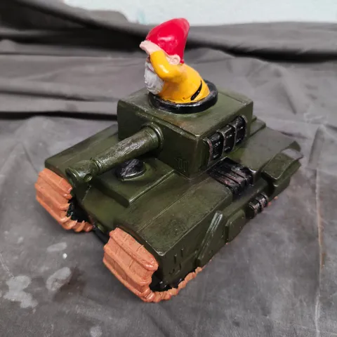 A BIT QUACKERS CHURCHILL TANK VT01(MD) ORNAMENT  