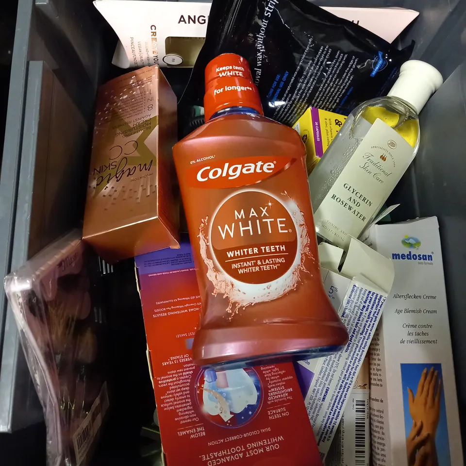 LOT OF APPROXIMATELY 20 COSMETICS ITEMS TO INCLUDE COLGATE MOUTH WASH , CREAM , ACRYLIC EYELASHES  , ETC  