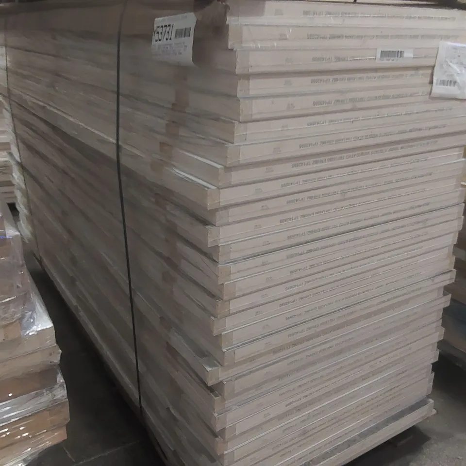 PALLET CONTAINING A VERY LARGE QUANTITY OF ASSORTED DOORS