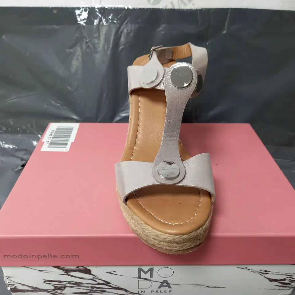 BOXED MODA IN PELLE PARRIS STONE T BAR METAL DETAIL WEDGE - SIZE 7