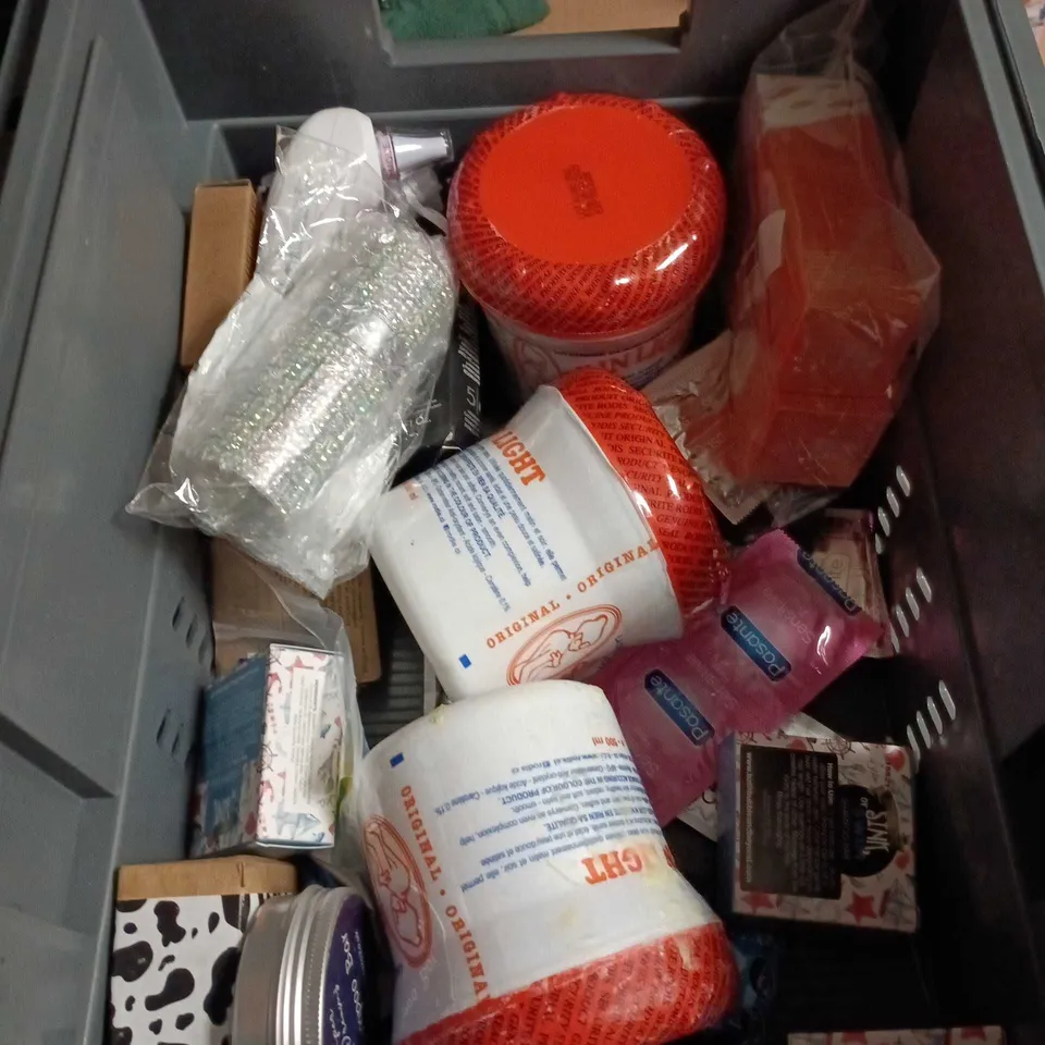 APPROXIMATEY 20 ASSORTED HEALTH AND BEAUTY PRODUCTS TO INCLUDE - AVEENO DAILY MOISTURISER - CHILD'S FARM HAIR DETANGLER AND SANCTUARY SPA GIFT SET