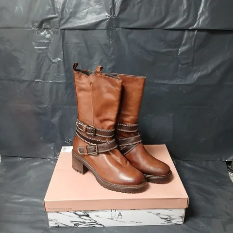 BOXED PAIR OF MODA IN PELLE BAYEUX BOOTS IN TAN LEATHER - SIZE 40