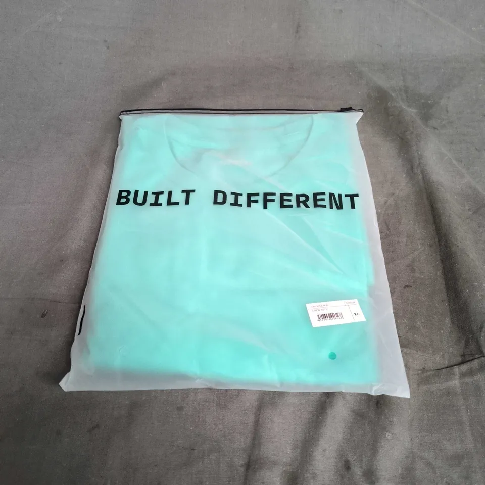BUILT DIFFERENT CREW NECK T-SHIRT – GREEN, XL