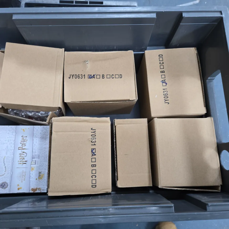 TOTE OF APPROXIMATELY 7 HOUSEHOLD KITCHENWARE ITEMS TO INCLUDE MUGS AND A FLOWER DISH 