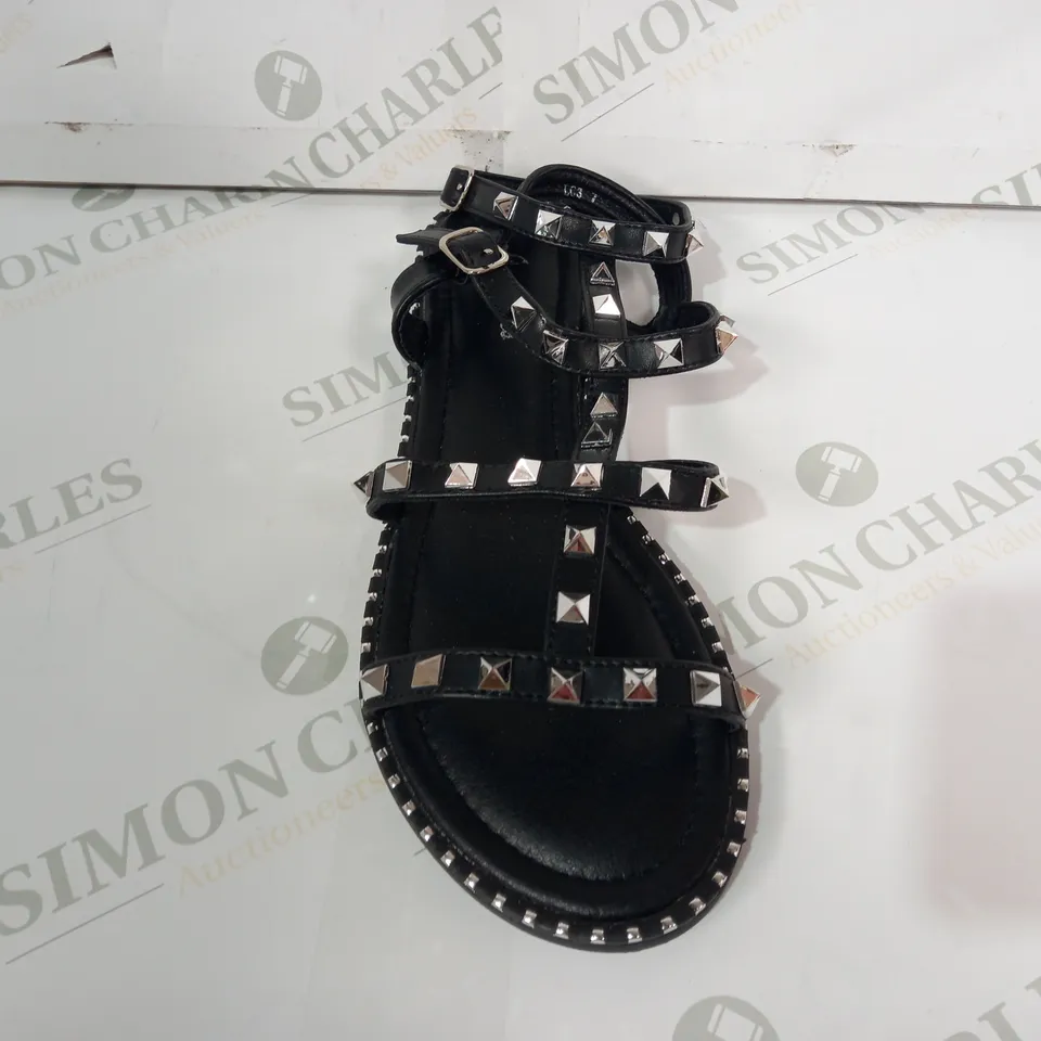 BOXED PAIR OF STYLE SHOES OPEN TOE STRAPPY FLAT SANDALS IN BLACK W. STUDS SIZE 7
