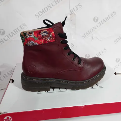 BOXED PAIR OF RIEKER RED INTEREST COLOUR BOOT SIZE 6 