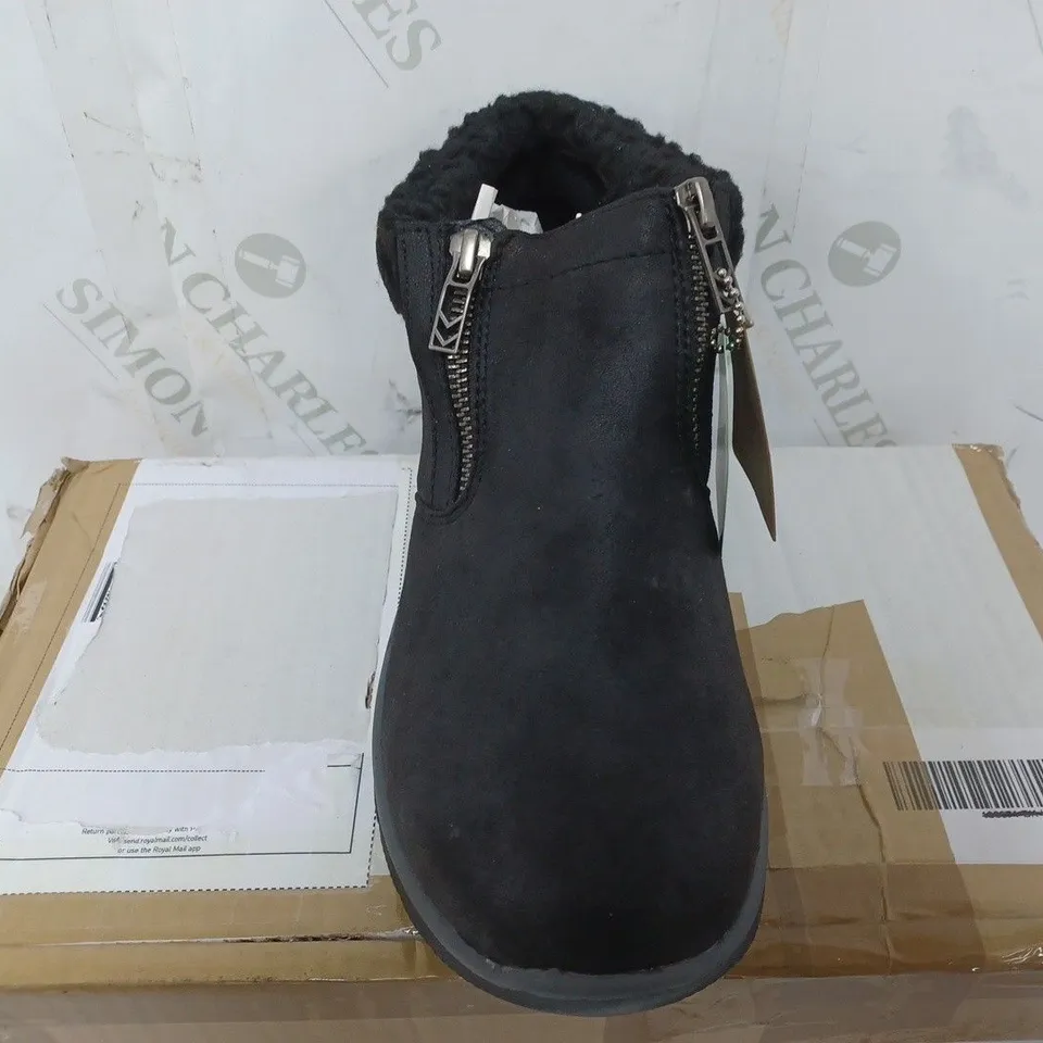 SKETCHERS EASY GOING BOOT IN BLACK - SIZE 4