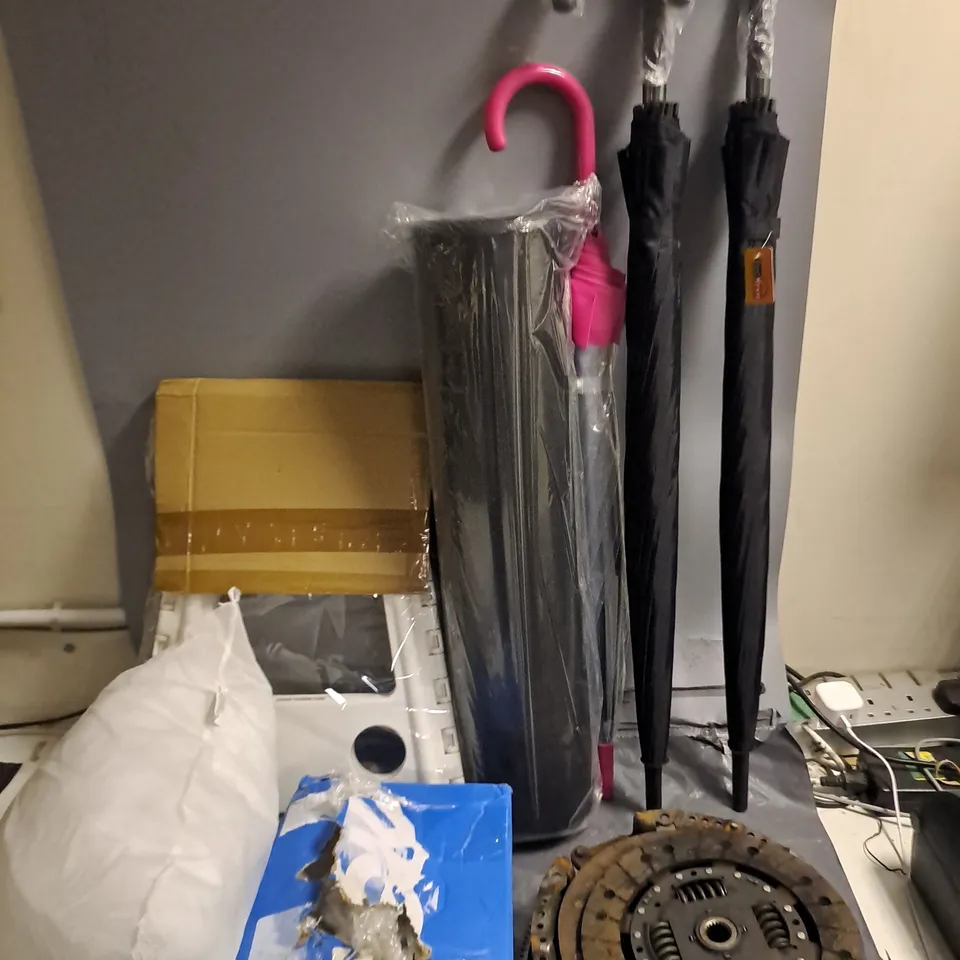 LOT OF APPROXIMATELY 11 ASSORTED ITEMS TO INCLUDE UMBRELLAS, CAR PARTS, STEP LADDER AND WOODEN POLES