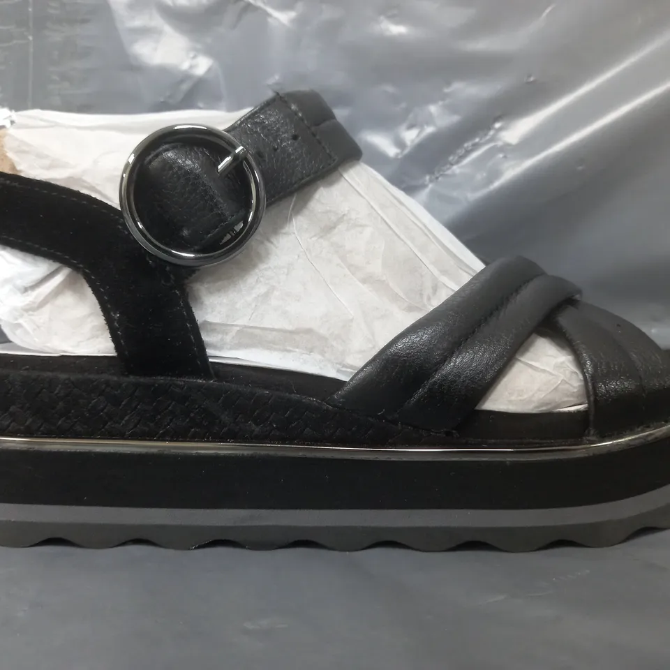 BOXED PAIR OF VIONIC PHOENIX REYNA SHOES IN BLACK SIZE 4.5