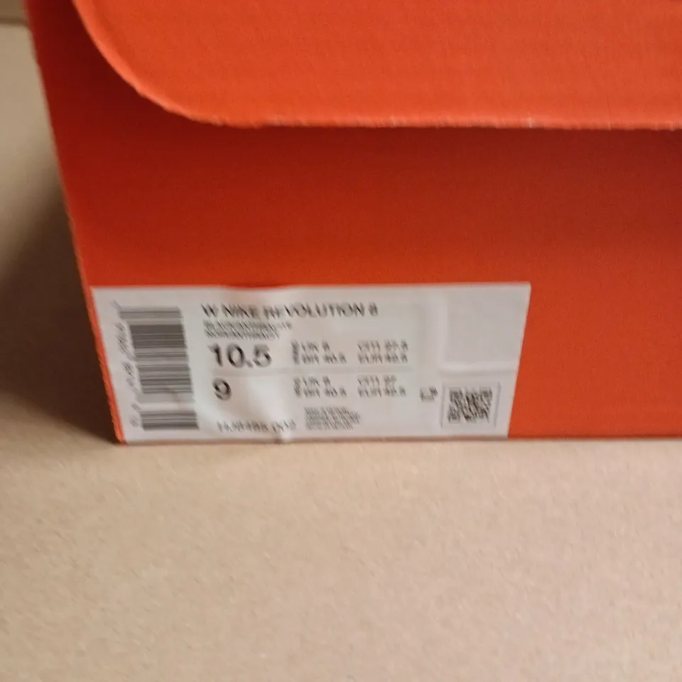 BOXED PAIR OF NIKE WOMEN'S RUNNING SHOES – BLACK, UK 8.5 