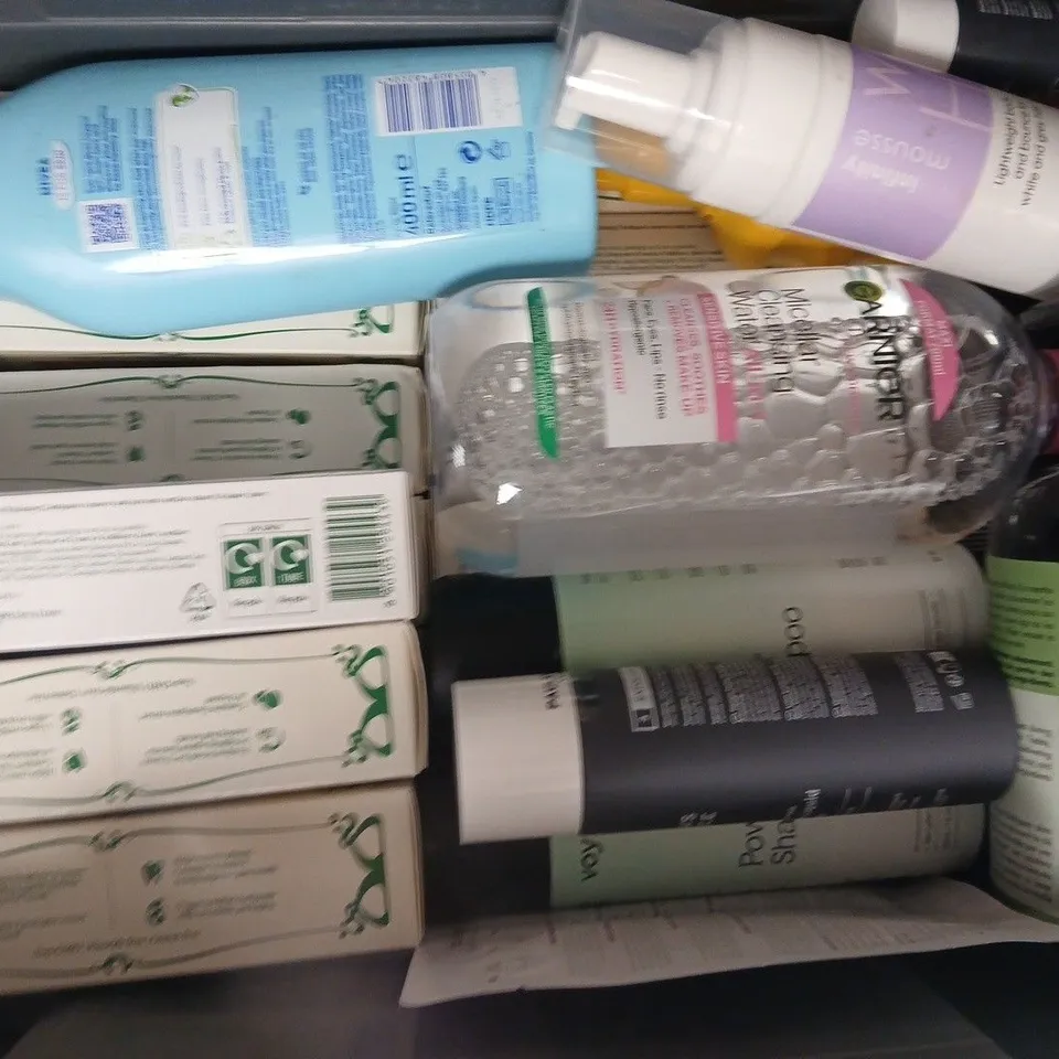 APPROXIMATELY 20 ASSORTED COSMETIC ITEMS INCLUDING VARIOUS MAKES AND BRANDS - COLLECTION ONLY
