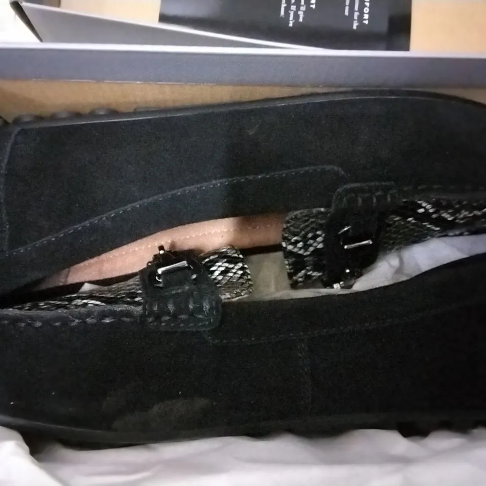 3 SHOE BOXES OF VIONIC SHOES INCLUDING 2 × HONOR DAYNA GREY LOAFERS SIZE 6, HONOR DAYNA BLACK LOAFERS SIZE 7