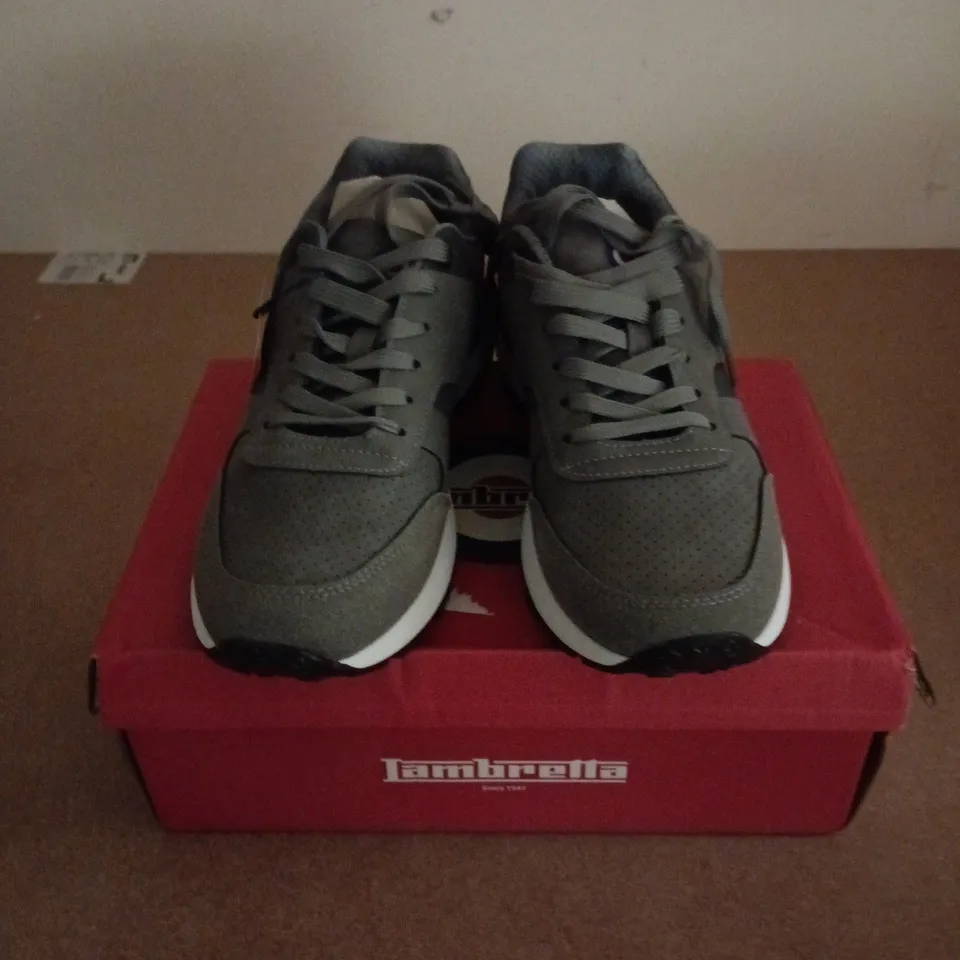 BOXED PAIR OF IAMBRETTA ECHO 2 TRAINERS IN GREY - UK 10