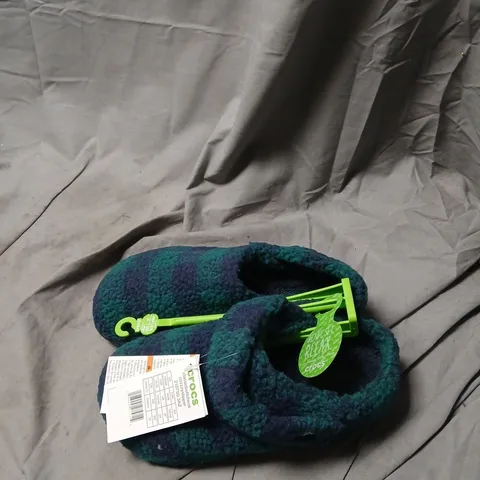 CROCS STRIPED FLEECE-LINED SLIPPERS – INDOOR, UK 5-6