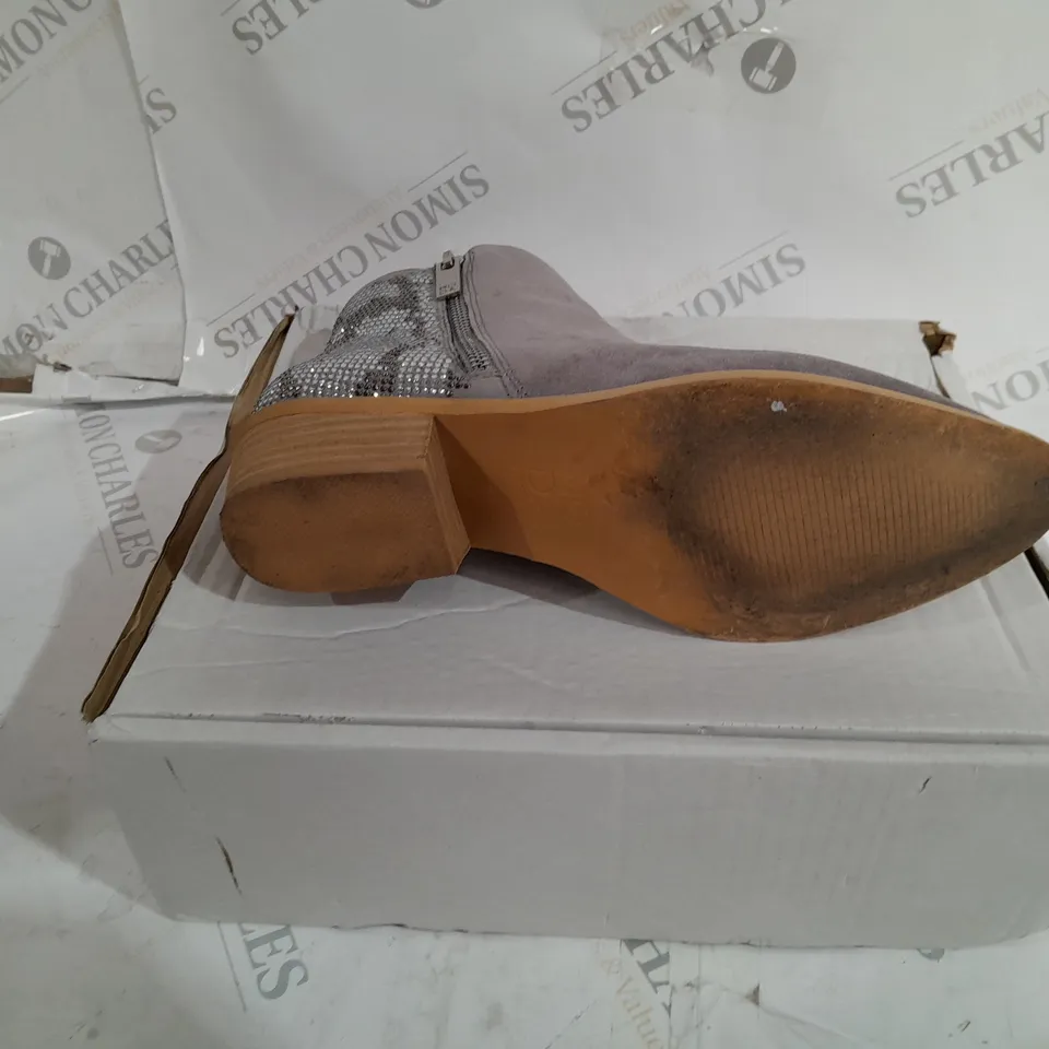 BOXED PAIR OF MODA IN PELLE KATREENA ANKLE BOOTS SIZE 6