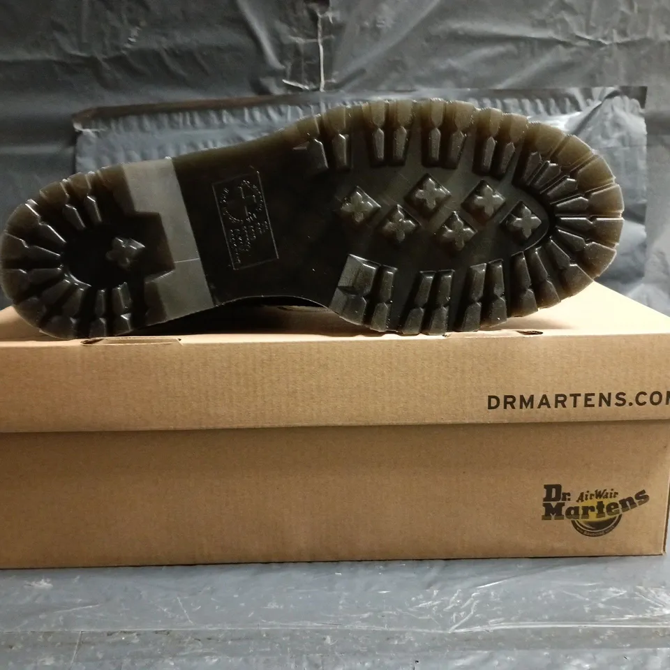 BOXED PAIR OF DR MARTENS SINCLAIR ANKLE BOOTS IN BLACK SIZE UK 9.5