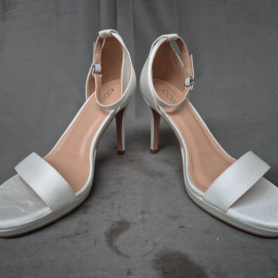 BOXED PAIR OF COAST OPEN TOE HEELED SANDALS IN IVORY SIZE 5