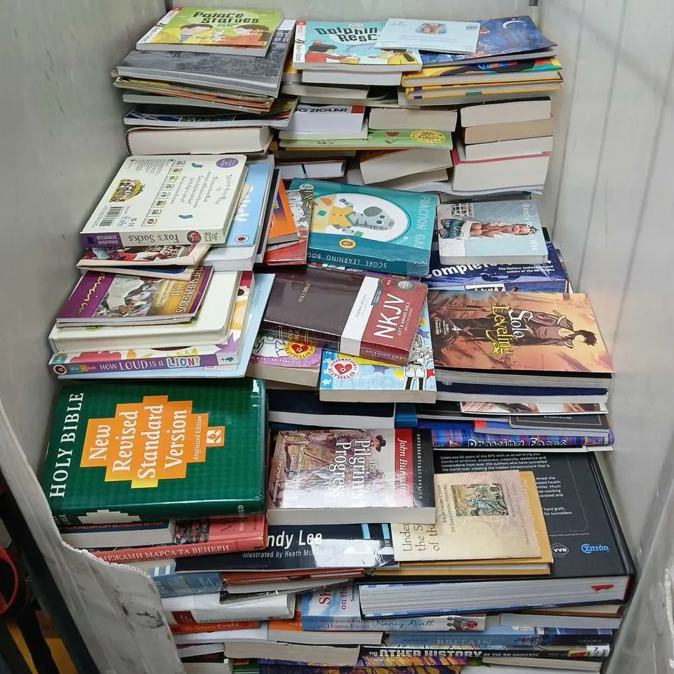 LARGE QUANTITY OF ASSORTED BOOK TO INCLUDE BRANDON SANDERSON, ANA HUANG AND JULIA DONALDSON
