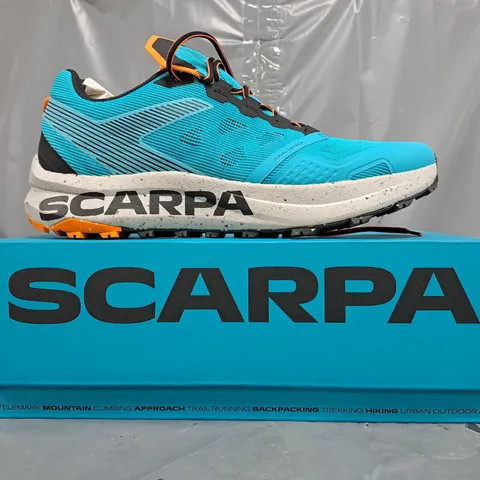 BOXED PAIR OF SCARPA SPIN PLANET RUNNING SHOES IN AZURE/BLACK SIZE UK 10.5