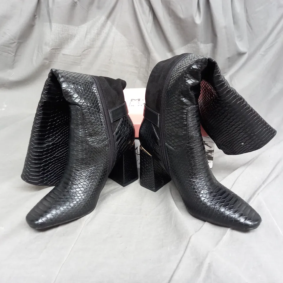 MODA IN PELLE BUCKLE TRIM BLOCK HEEL LONG BOOT IN BLACK SNAKE PRINT SIZE 3.5