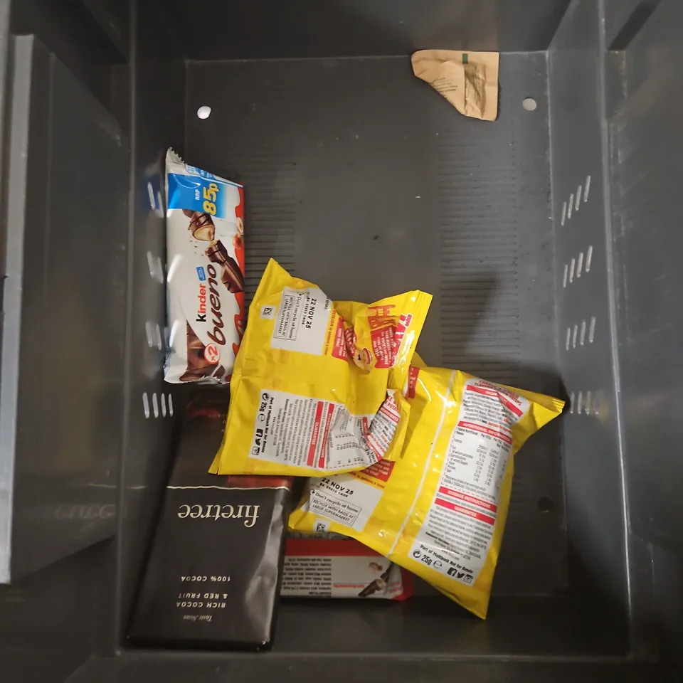 APPROXIMATELY 10 ASSORTED FOOD ITEMS TO INCLUDE - TONY'S CHOCOLONELY - KINDER BUENO - FIRETREE 100% COCOA - ETC