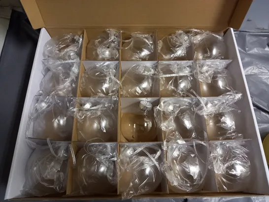 Lot 3122: 20 CLEAR PLASTIC FILLABLE BAUBLES (SHATTERPROOF) - 4941485 ...