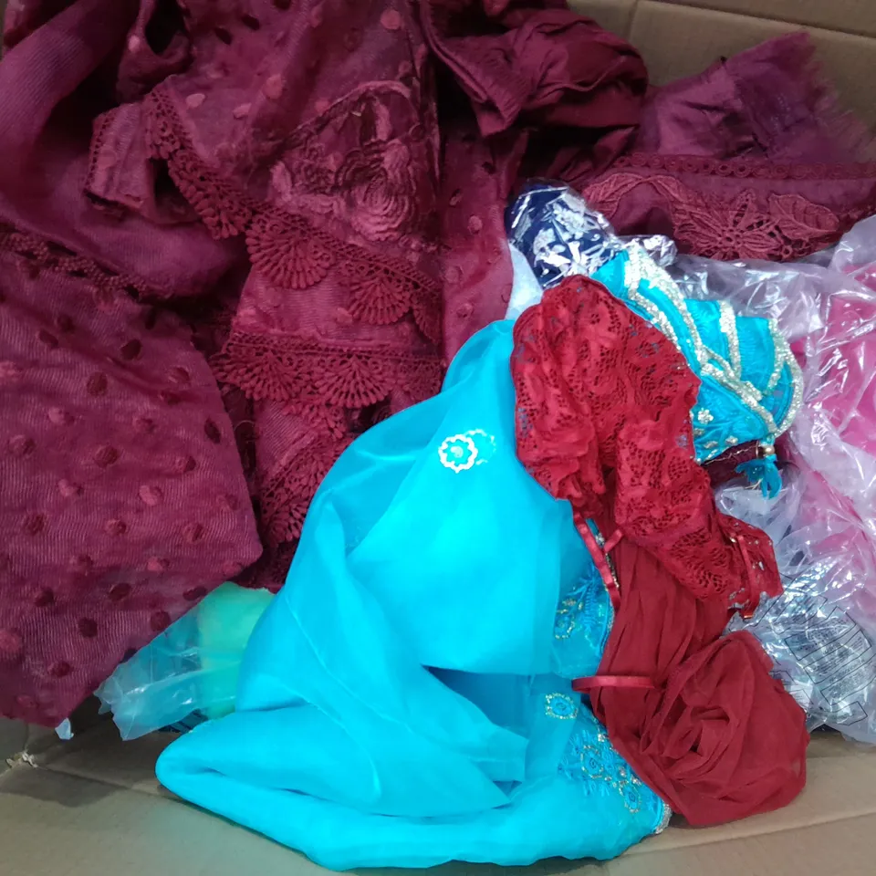 BOX OF APPROXIMATELY 25 ASSORTED CLOTHING ITEMS TO INCLUDE - DRESSES - TOPS - NIGHTWEAR - ETC