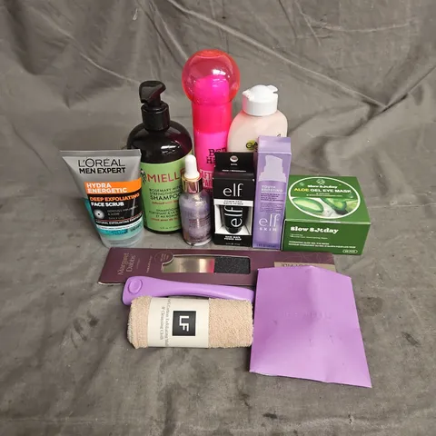 APPROXIMATELY 20 ASSORTED HEALTH & BEAUTY PRODUCTS TO INCLUDE - ELF YOUTH BOOSTING ADVANCED NIGHT RETINOID SERUM - SLOW SUNDAY ALOE GEL EYE MASKS - ESTRID RAZOR - ETC