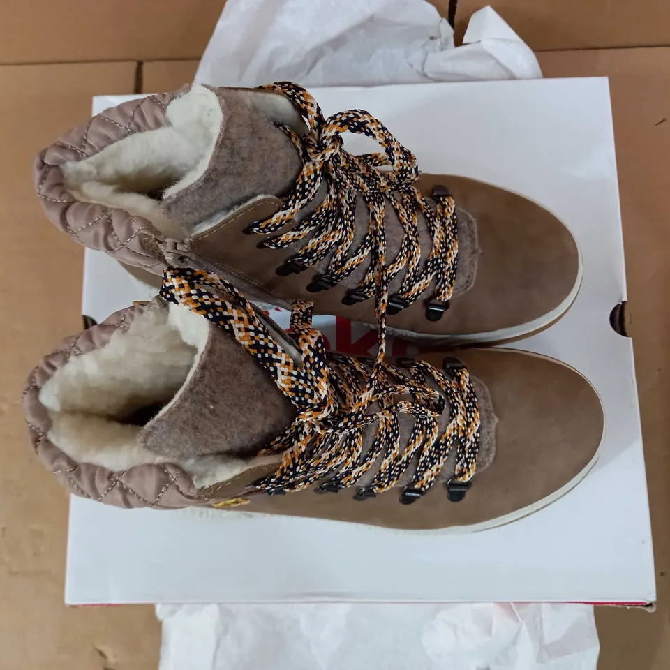RIEKER WATER RESISTANT LACE UP BOOT SIZE 5