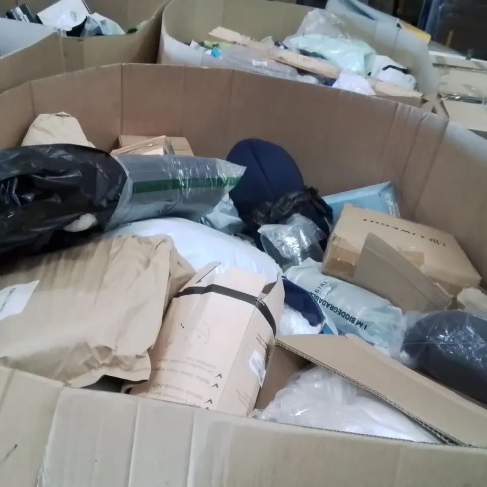PALLET CONTAINING A LARGE QUANTITY OF PILLOWS 