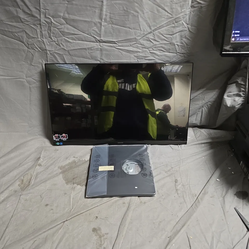 SAMSUNG FLAT SCREEN TV – BLACK 24IN WITH ACCESSORIES AND STAND. SCREEN CRACKED