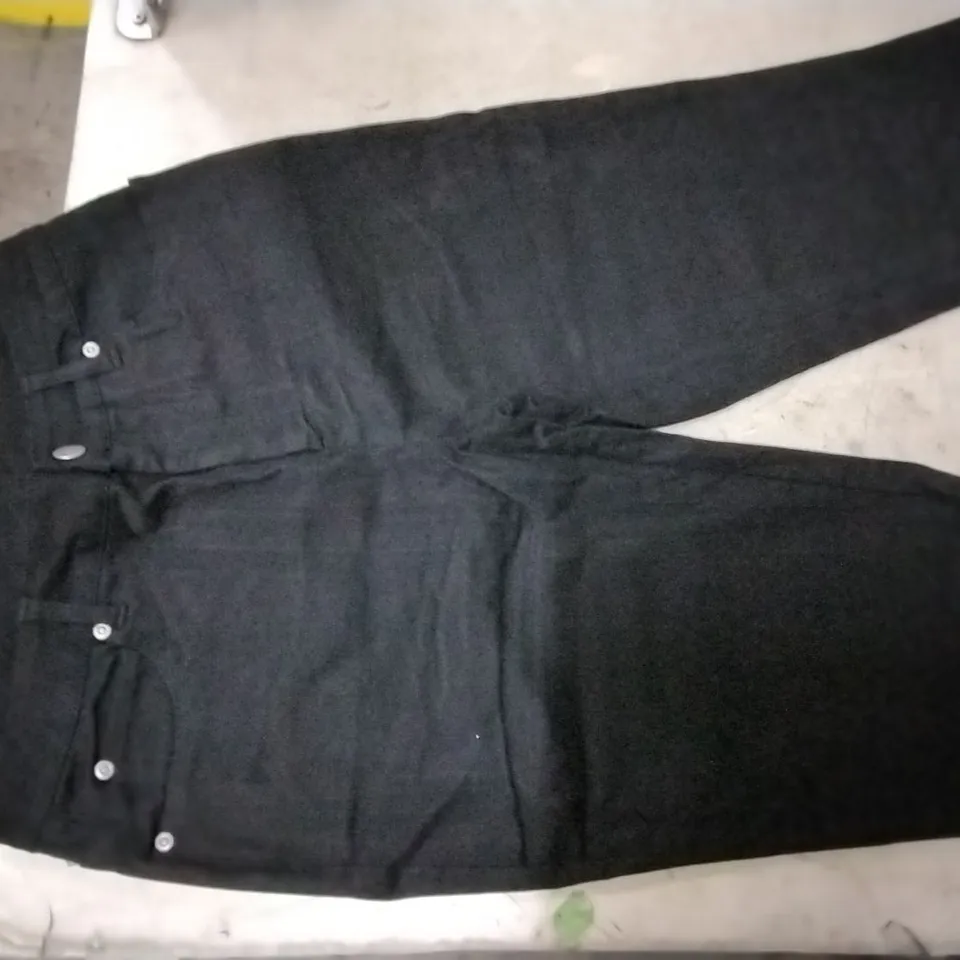 BOX CONTAINING MARLA WAYNE JEANS SIZE 10 , 17 PCS AND DANNII MINOGUE JUMPER SIZE L , 8 PCS 