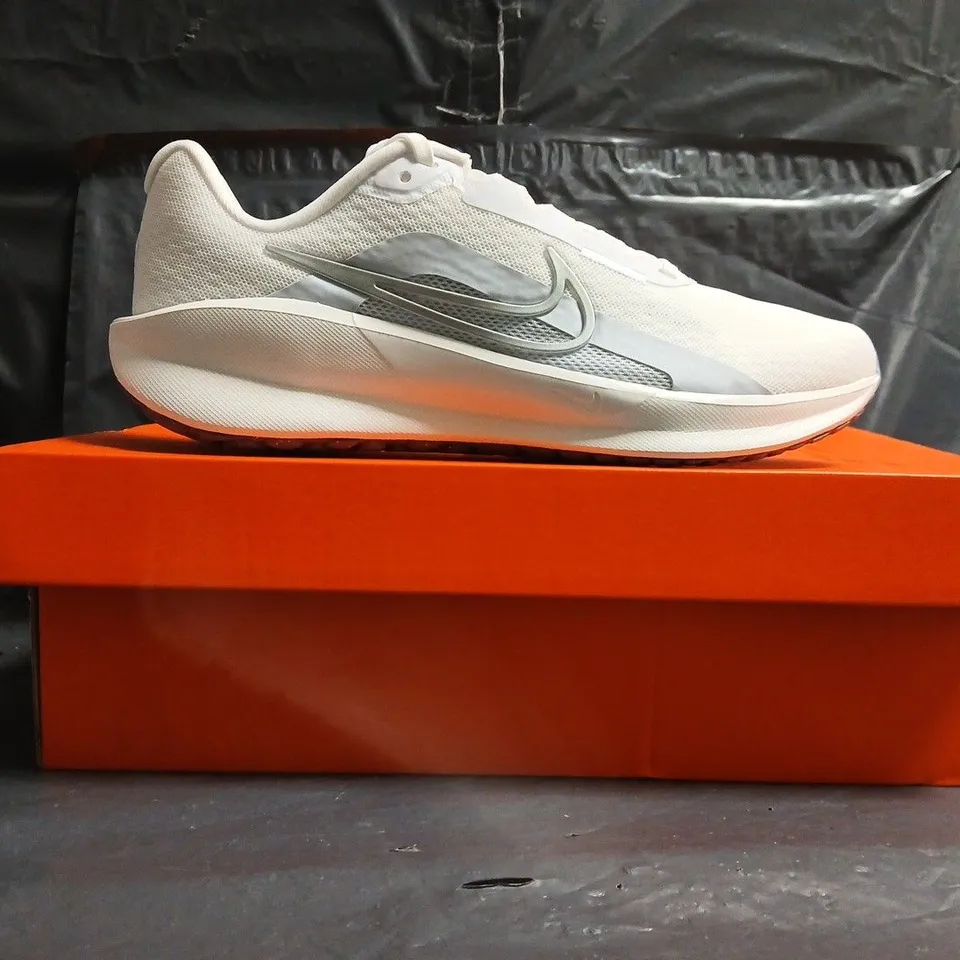 BOXED PAIR OF NIKE DOWNSHIFTER 13 TRAINERS IN WHITE/SILVER SIZE UK 6.5