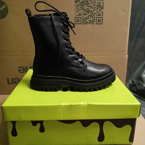 KOI KIDZ MAGIC DREAMERS LACE UP BOOTS BLACK SIZE 1