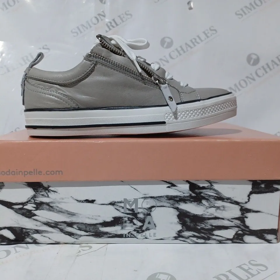 BOXED PAIR OF MODA IN PELLE LIGHT GRAY LEATHER FIZZALI TRAINERS - SIZE 3