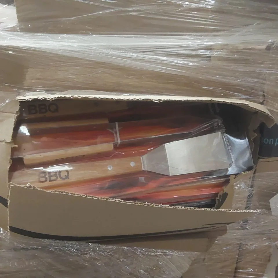 PALLET TO CONTAINING A VERY LARGE QUANTITY OF ASSORTED ITEMS INCLUDING: BBQ ACCESSORIES, PERSPEX WINDOW BIRD FEEDERS, BBQ ACCESSORIES, GARDEN TRIMMERS ECT