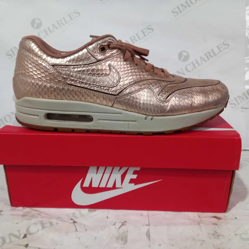 BOXED PAIR OF NIKE AIR MAX 1 SHOES IN TEXTURED ROSE GOLD COLOUR UK SIZE 9