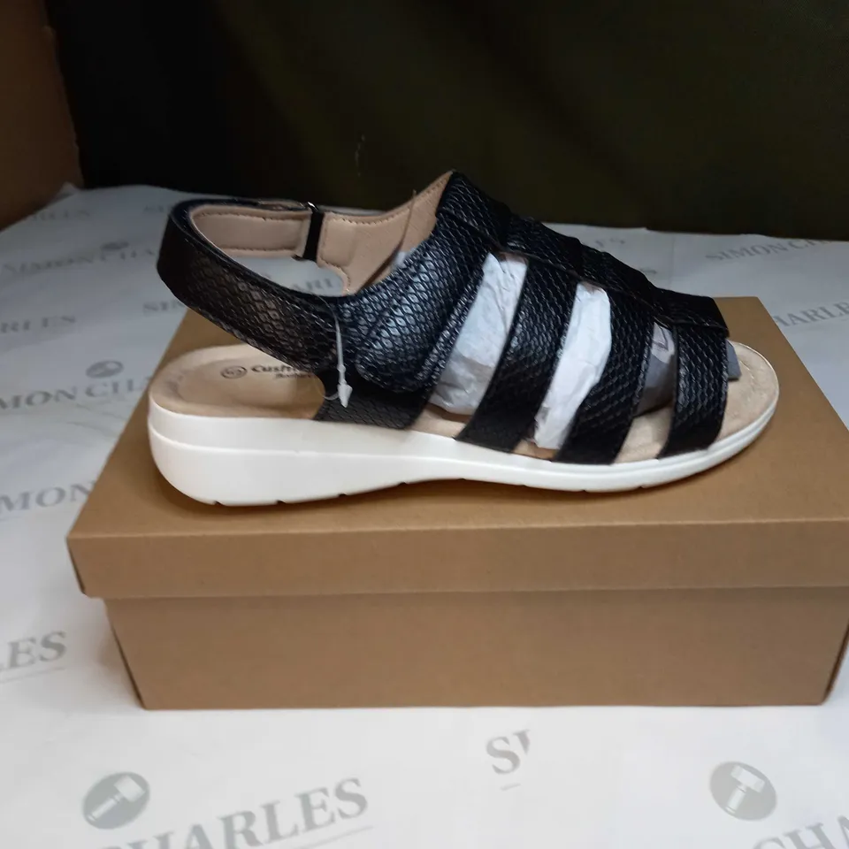BOXED PAIR OF CUSHION WALK ONE TOUCH CLOSE SANDALS IN BLACK - SIZE 5