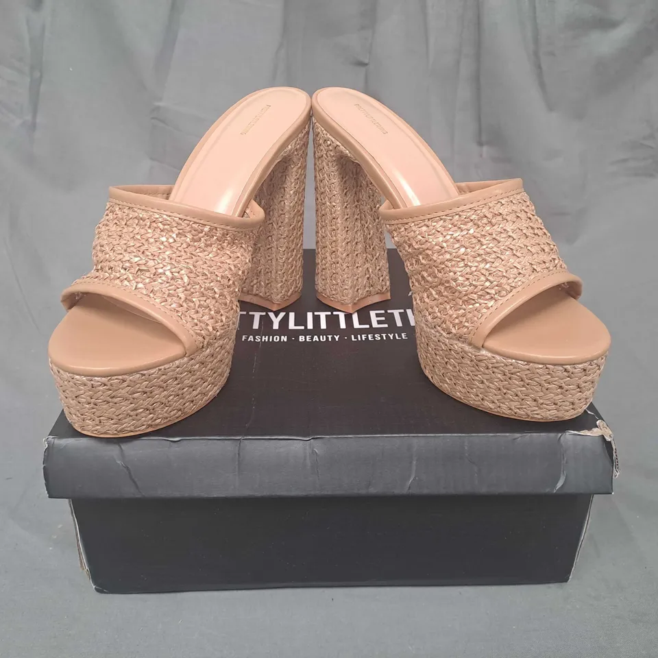 BOXED PAIR OF PRETTY LITTLE THING OPEN TOE PLATFORM HIGH BLOCK HEEL SHOES IN TAN SIZE 6