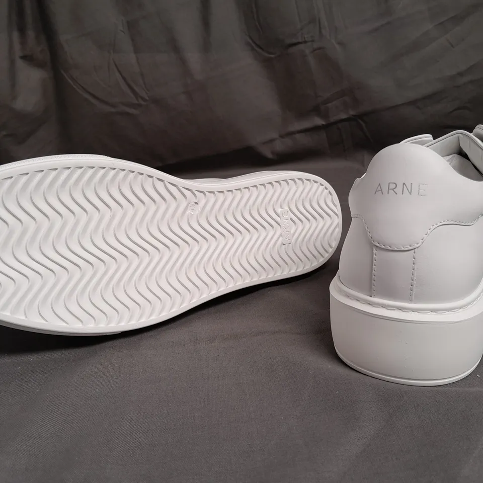 BOXED PAIR OF ARNE ESSENTIAL WHITE LEATHER TRAINERS SIZE UK 9.5