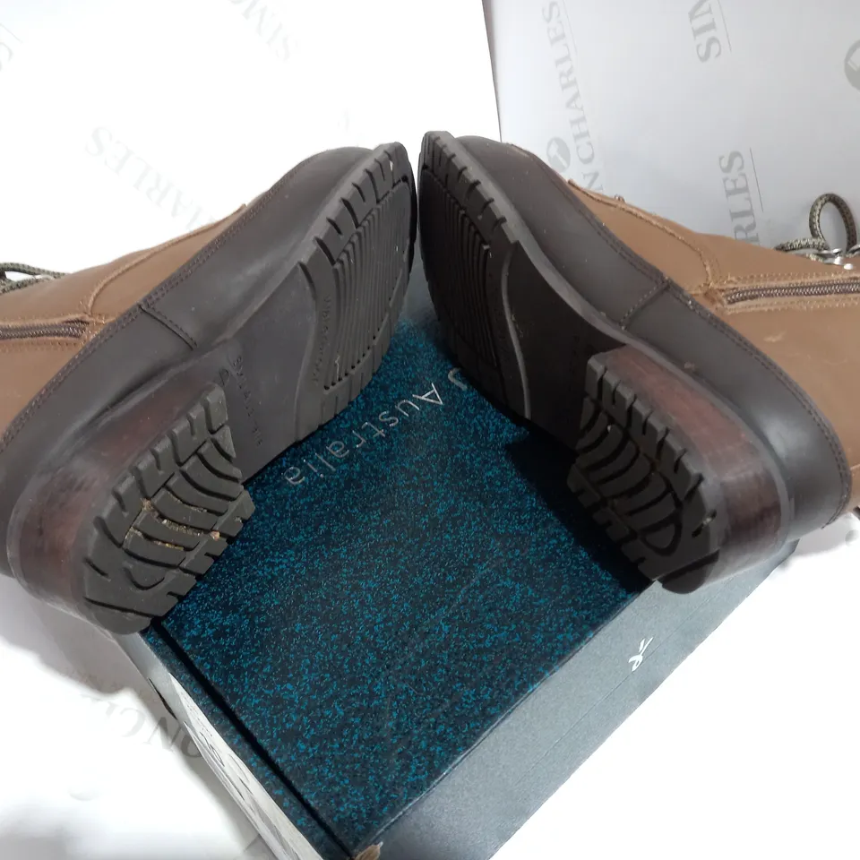 BOXED PAIR OF EMU OAK WINTER BOOTS - SIZE 8
