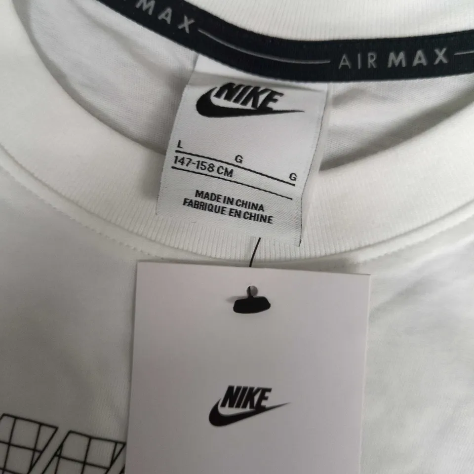 NIKE AIR MAX KIDE TEE IN WHITE - LARGE