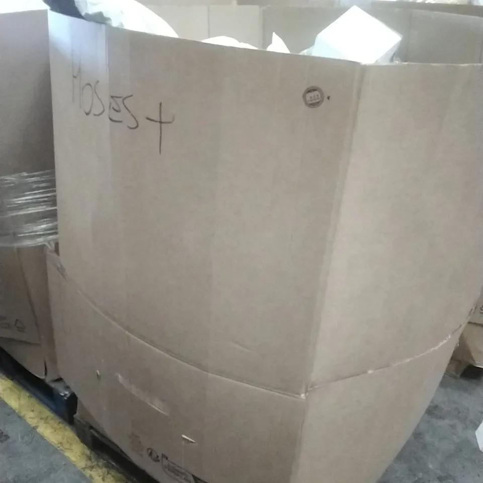 PALLET CONTAINING A LARGE QUANTITY OF HOSES, SWIMMING ACCESSORIES ETC