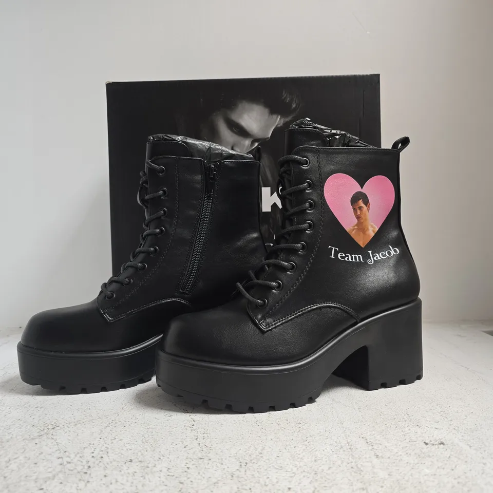 BOXED PAIR OF KOI X THE TWILIGHT SAGA - TEAM JACOB MILITARY BOOTS IN BLACK SIZE UK 4