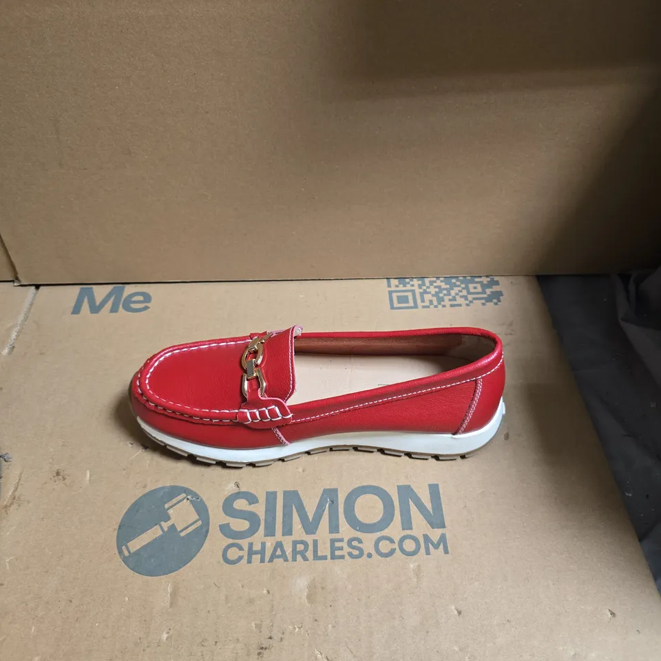 RED LEATHER LOAFERS WITH CHAIN DETAIL – UK SIZE 7